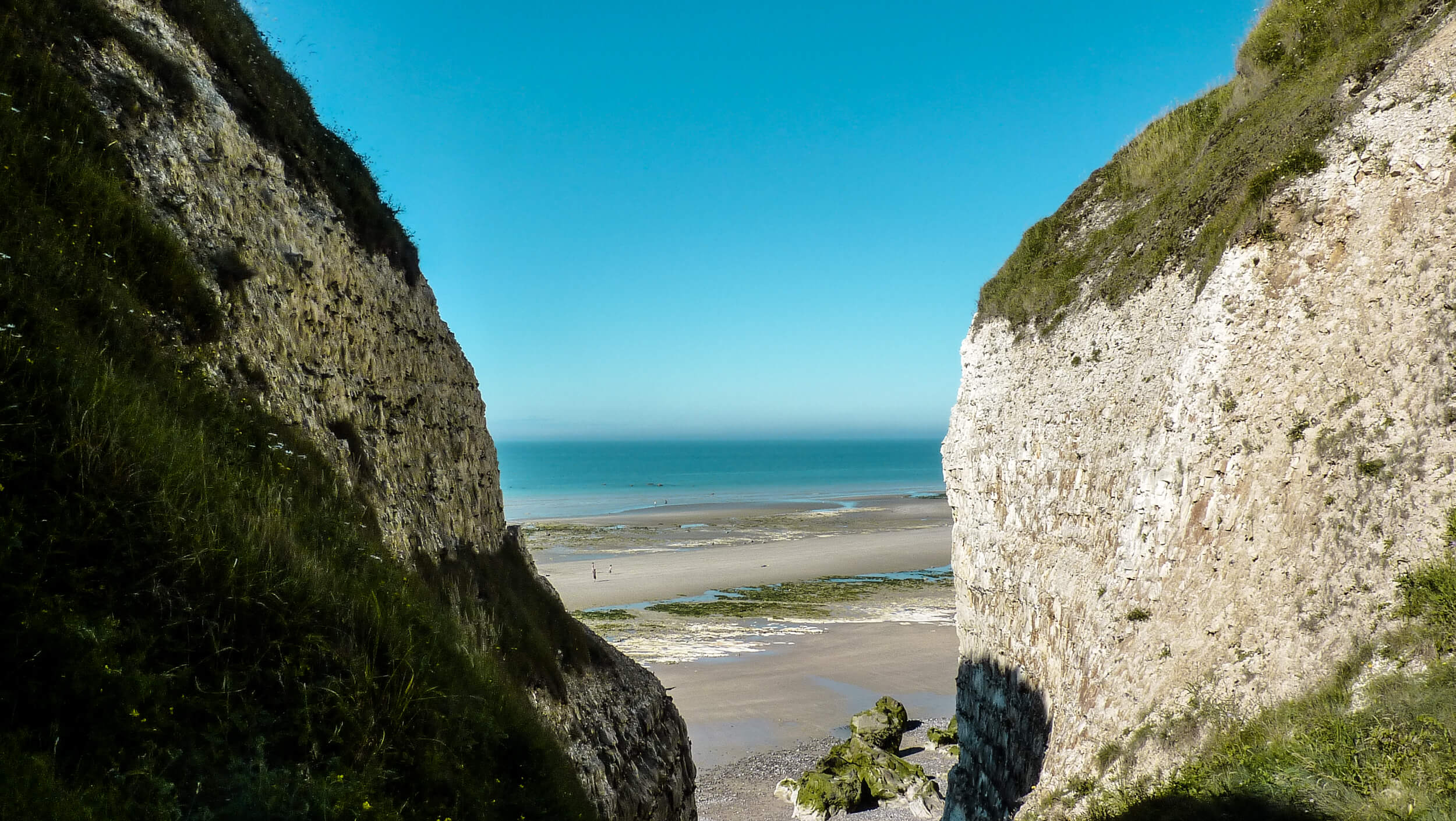 Lire la suite à propos de l’article Les valleuses de la Côte d’Albâtre : criques secrètes entre falaises et mer