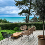Le Carré : terrasse et jardin avec vue sur la mer