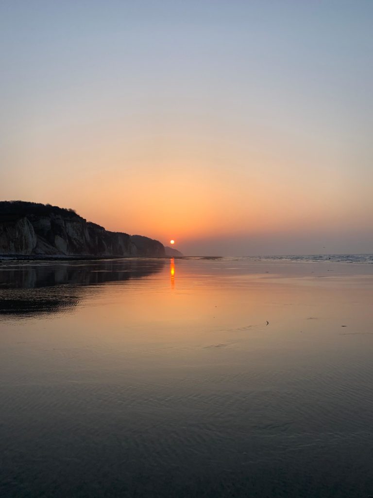 Lire la suite à propos de l’article Pourville-sur-Mer : guide complet du village normand face à la mer