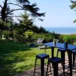 Le Carré vue Mer, table haute pour déjeuner et profiter de la vue