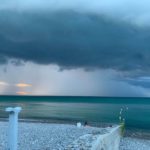 Orage et pluie arrivant sur la plage de Pourville-sur-Mer en Normandie