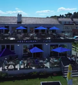 Terrasse du restaurant La Voile Bleue à Pourville-sur-Mer avec vue mer