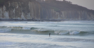 Lire la suite à propos de l’article Sports nautiques à Pourville-sur-Mer : surf, paddle et glisse face à la Manche