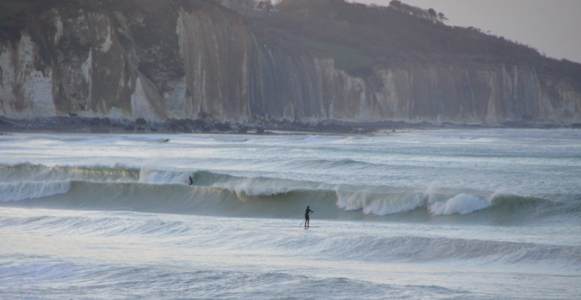 Lire la suite à propos de l’article Sports nautiques à Pourville-sur-Mer : surf, paddle et glisse face à la Manche