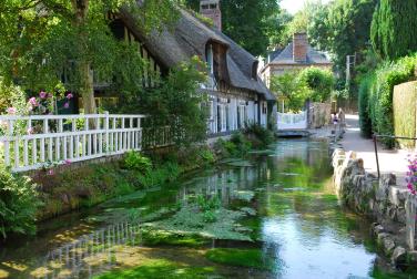 You are currently viewing Veules-les-Roses : balade dans l&rsquo;un des plus beaux villages de la Côte d&rsquo;Albâtre
