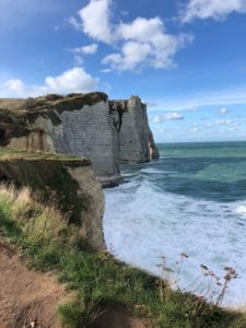 Falaises d'Étretat Normandie avec la Porte d'Aval et l'Aiguille creuse 