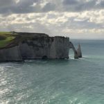 Falaises d'Étretat avec l'arche de la Porte d'Aval et l'Aiguille vues depuis le sommet, Côte d'Albâtre en Normandie