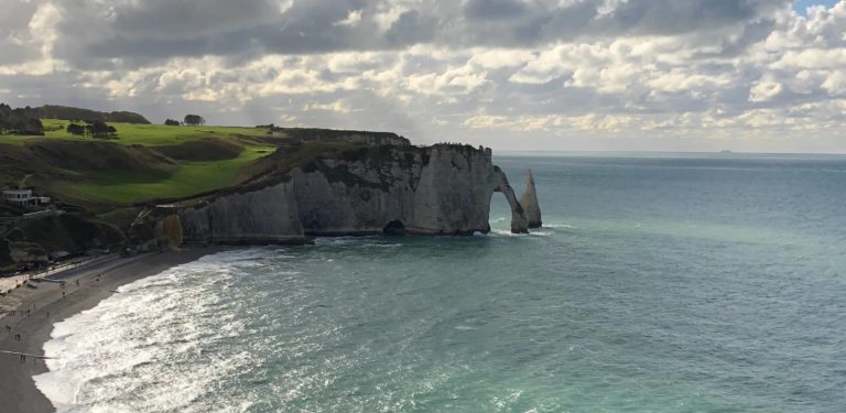 Lire la suite à propos de l’article Étretat Normandie : nos secrets de locaux pour découvrir les falaises autrement