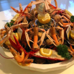 Plateau de fruits de mer frais dans un restaurant de la Côte d'Albâtre