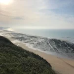Falaises surplombant la plage de Veules-les-Roses en Normandie avec océan et lumière douce