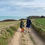 Promenade en famille sur le chemin côtier de Pourville-sur-Mer avec vue sur la mer