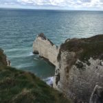 Vue plongeante depuis le sentier des falaises d'Étretat sur les rochers de craie et la Manche, Côte d'Albâtre Normandie