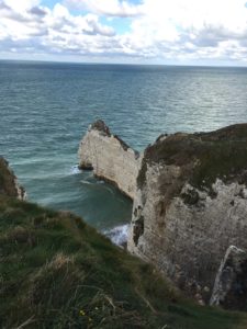 Vue plongeante depuis le sentier des falaises d'Étretat sur les rochers de craie et la Manche, Côte d'Albâtre Normandie