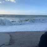 Vagues puissantes à Pourville-sur-Mer, spot de surf réputé en Normandie