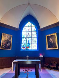 Vitrail moderne de l'église Saint-Martin de Pourville-sur-Mer en Normandie