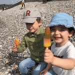 Enfants mangeant une glace sur la plage de Pourville-sur-Mer en Normandie