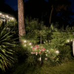 Jardin de gîte en Normandie avec vue mer et éclairage extérieur de nuit