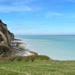Falaises de Pourville au printemps à Pâques, vue sur la mer calme et la côte normande