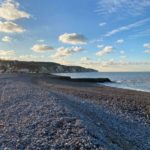 Plage de Pourville-sur-Mer en automne avec vue sur les falaises de Normandie