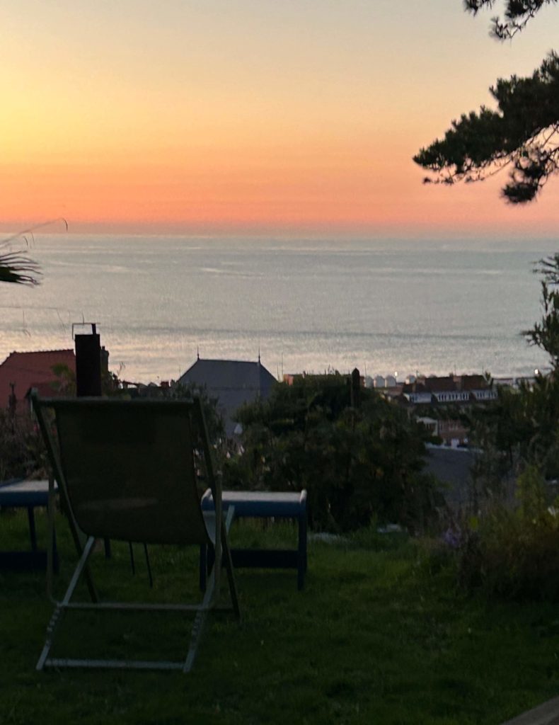 Vue sur la mer au coucher du soleil depuis le jardin du gîte à Pourville-sur-Mer en Normandie