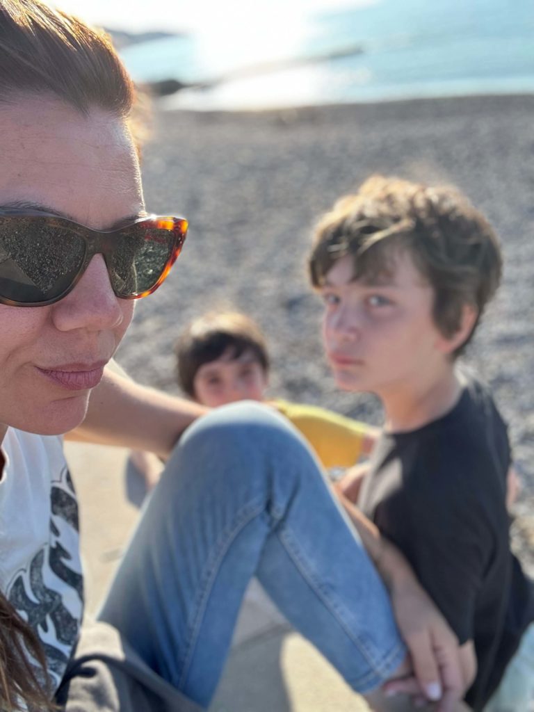 Notre famille assise sur la plage à Pourville-sur-Mer en Normandie lors d’un moment de détente au bord de la mer avant le pique nique
