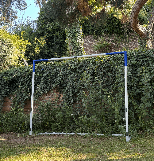 But de football dans le jardin du gîte Le Carré Vue Mer à Pourville-sur-Mer, idéal pour les jeux en famille.
