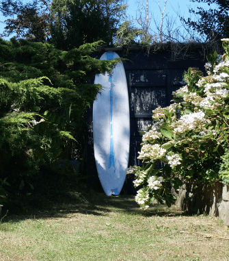 Longboard BIC mis à disposition des voyageurs du gîte Le Carré Vue Mer à Pourville-sur-Mer, idéal pour profiter des vagues de la Côte d'Albâtre