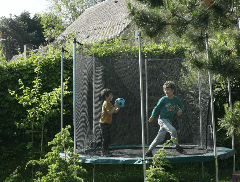 Trampoline dans le jardin du gîte Le Carré Vue Mer à Pourville-sur-Mer, pour le plaisir des enfants et des familles.