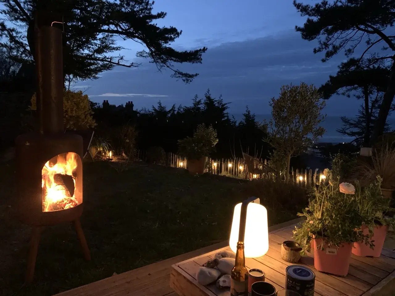Jardin vue mer au crépuscule, cadre d'un repas de fête normand en été