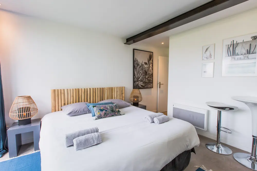Zimmer Albion der Villa mit Meerblick in Pourville, zusammenstellbare Betten und Bambus-Kopfteil
