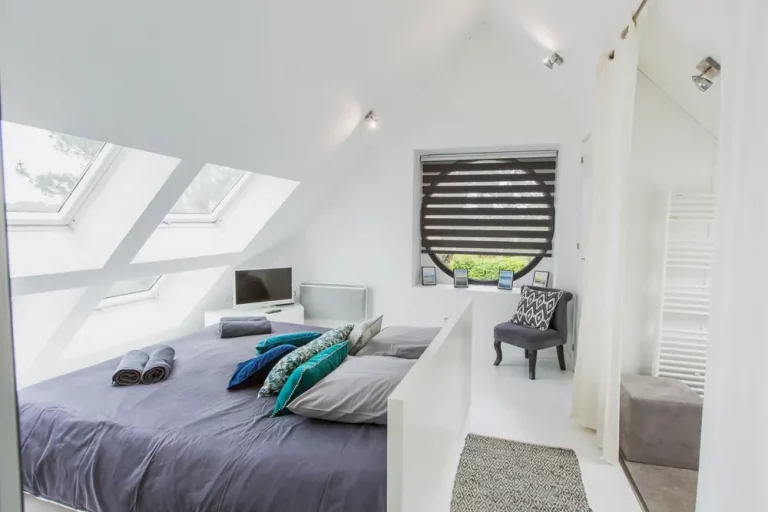 Chambre Est de la villa vue mer à Pourville, grand lit 180 cm et fenêtre ronde