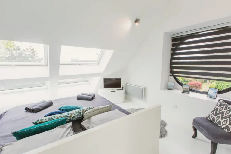 Zimmer Est unter dem Dach mit Doppelbett, Dachfenster und Bullauge mit Zebrarollo