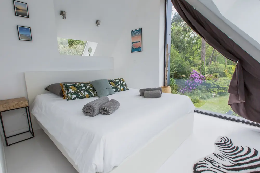 Zimmer Ouest mit großem Dreiecksfenster, Meerblick vom Bett, Pourville-sur-Mer