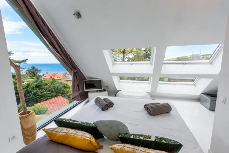Zimmer Ouest mit Meerblick vom Bett aus, Dreiecksfenster, Villa in Pourville-sur-Mer