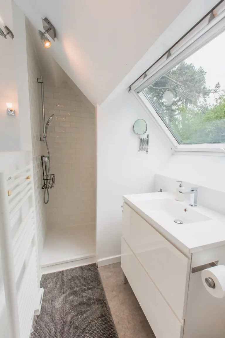 Dusche und Waschbecken des Zimmers Ouest unter dem Dachfenster, im Obergeschoss