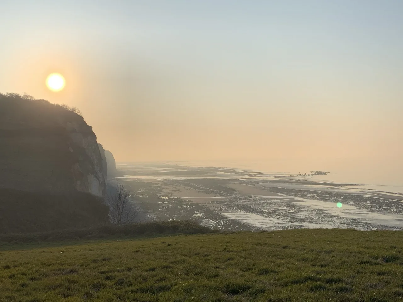 Falaises de craie de la Côte d'Albâtre au soleil près de Dieppe