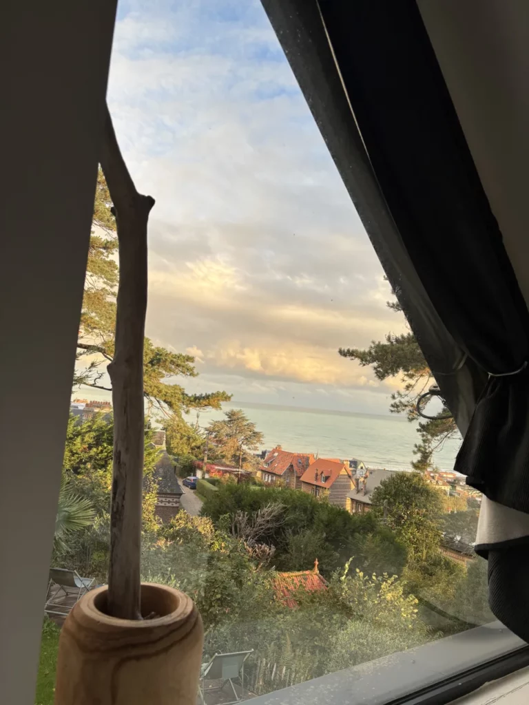 Location vue mer en Normandie : la mer vue depuis la fenêtre en triangle de la chambre Ouest, à Pourville-sur-Mer