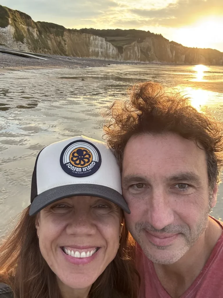 Mélanie et Olivier, vos hôtes au Carré Vue Mer, sur la plage de Pourville-sur-Mer au coucher du soleil