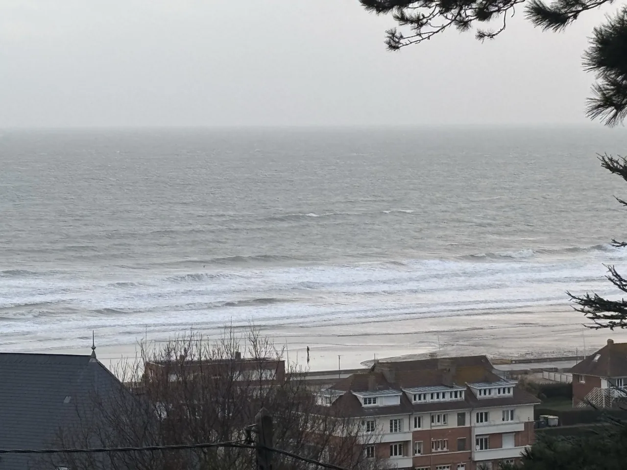 Lire la suite à propos de l’article Tempête en Normandie vue mer : la vivre derrière une baie vitrée