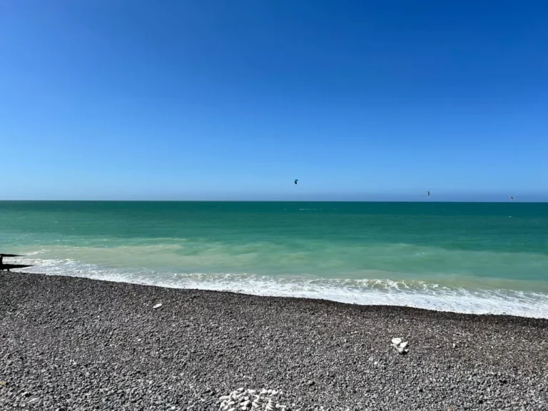 Turquoise zee aan de kust van Pourville-sur-Mer in Normandië, in het noorden van Frankrijk