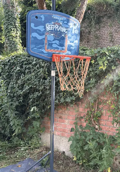 Panier de basket dans le jardin du gîte Le Carré Vue Mer à Pourville-sur-Mer, pour des moments de loisirs en famille.