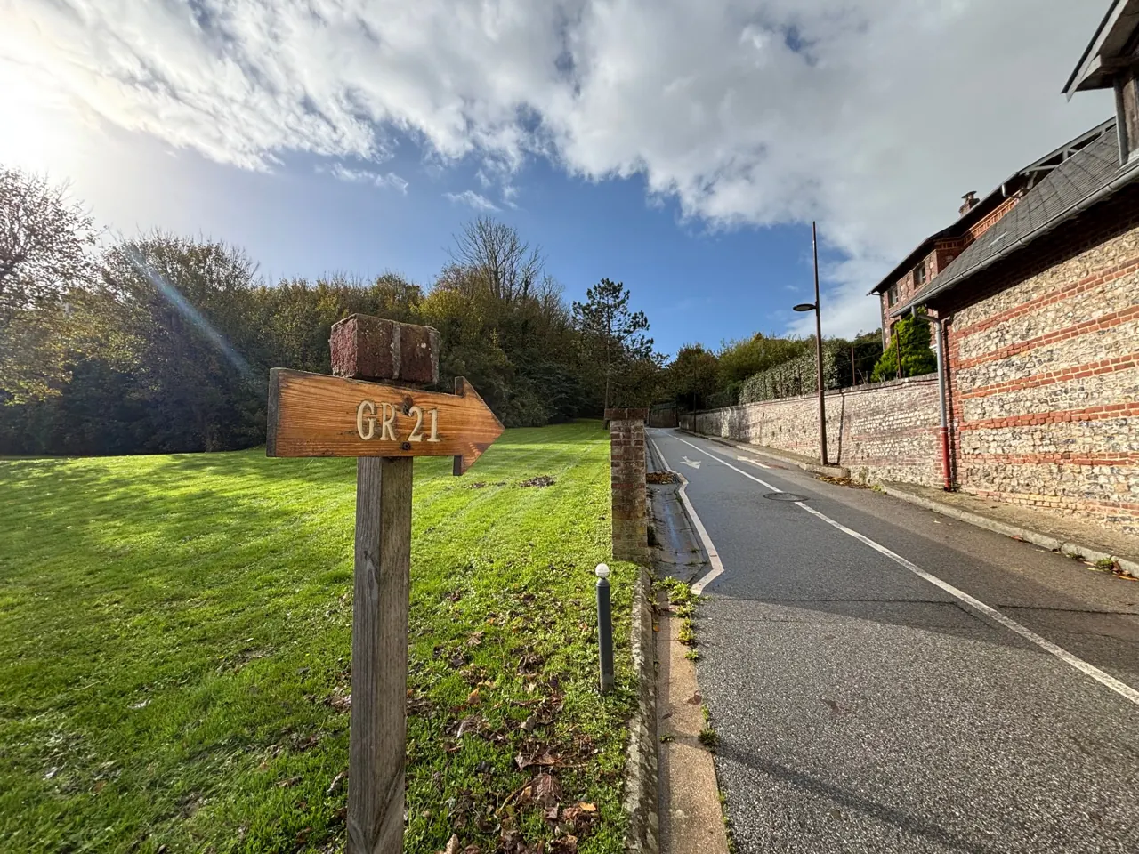 Panneau du GR21 à Pourville Panneau en bois du GR21 à Pourville-sur-Mer, sur le chemin de la plage