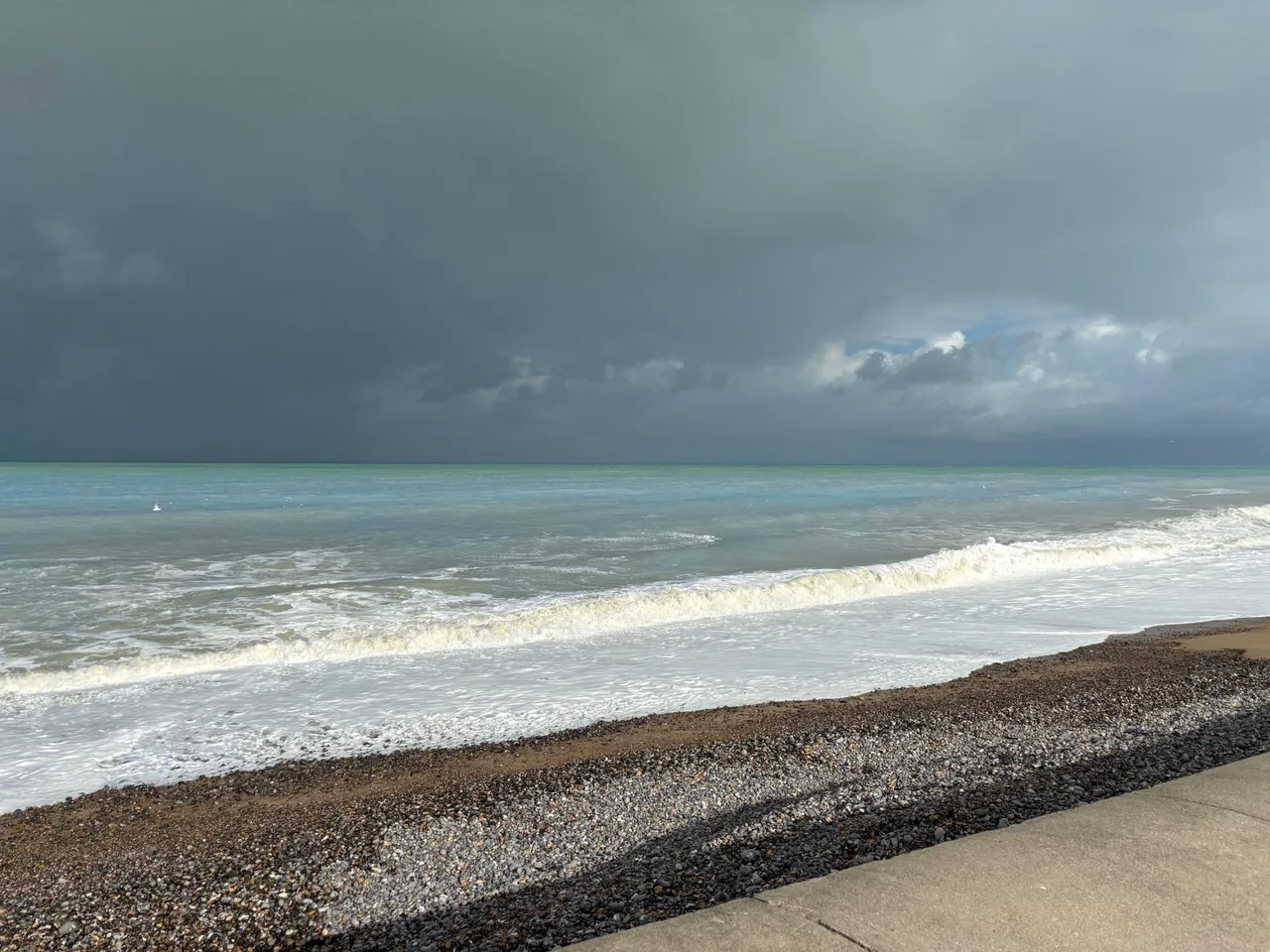 Plage de galets et mer agitée Plage de galets de Pourville-sur-Mer et vagues, au bout du chemin à pied depuis la villa