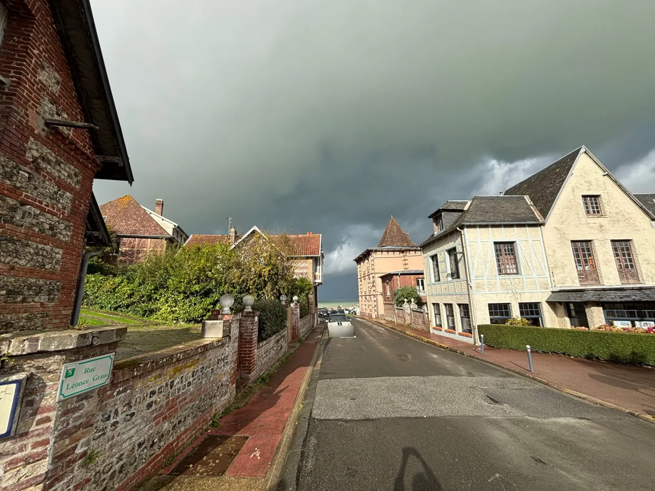 Rue Léonce Grau, la mer au bout Rue Léonce Grau à Pourville-sur-Mer, villas normandes et mer au bout de la rue