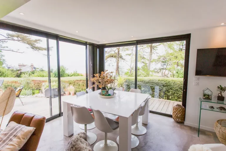 Séjour de la villa vue mer à Pourville avec grandes baies vitrées sur le jardin