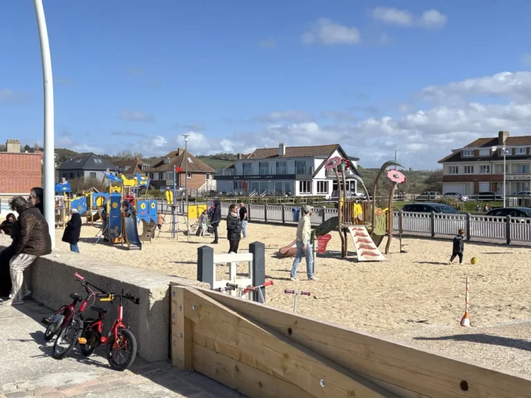 Speeltuin voor kinderen op het strand van Pourville-sur-Mer, bij Dieppe in Normandië