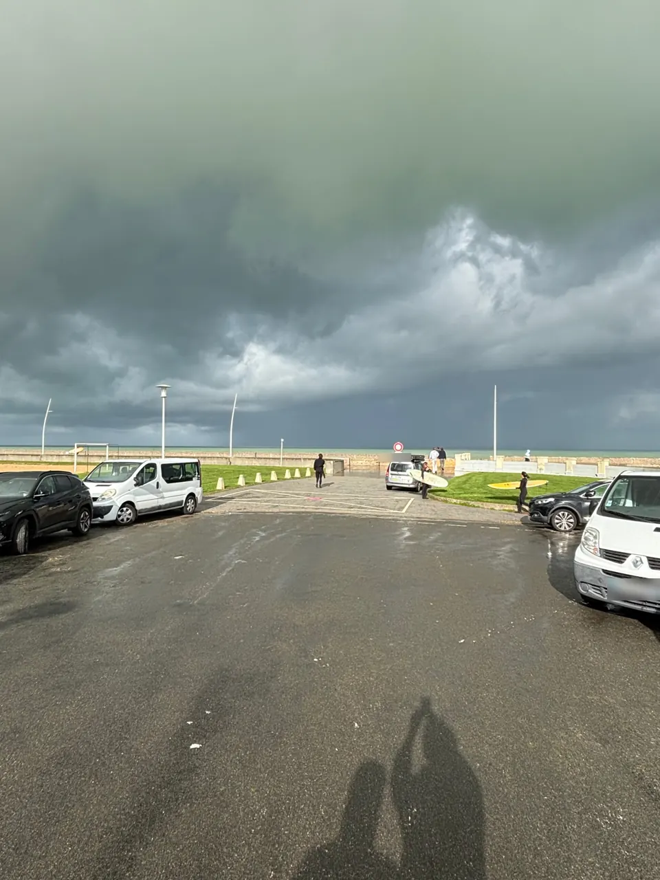 Surfeurs à l’accès plage de Pourville Accès à la plage de Pourville-sur-Mer depuis le parking du front de mer