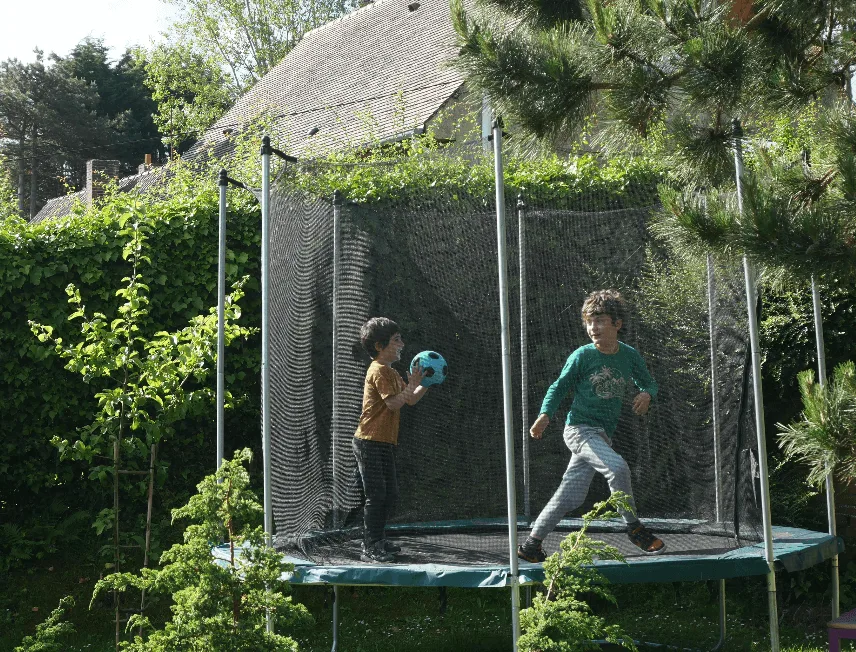 Trampoline in de tuin van vakantiehuis Le Carré Vue Mer in Pourville-sur-Mer, met zicht op zee