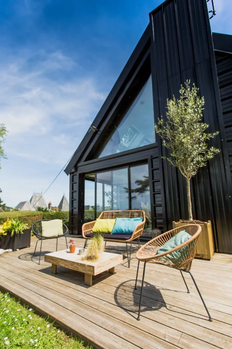 Villa d'architecte en bois noir et grande baie triangulaire, terrasse, Pourville-sur-Mer