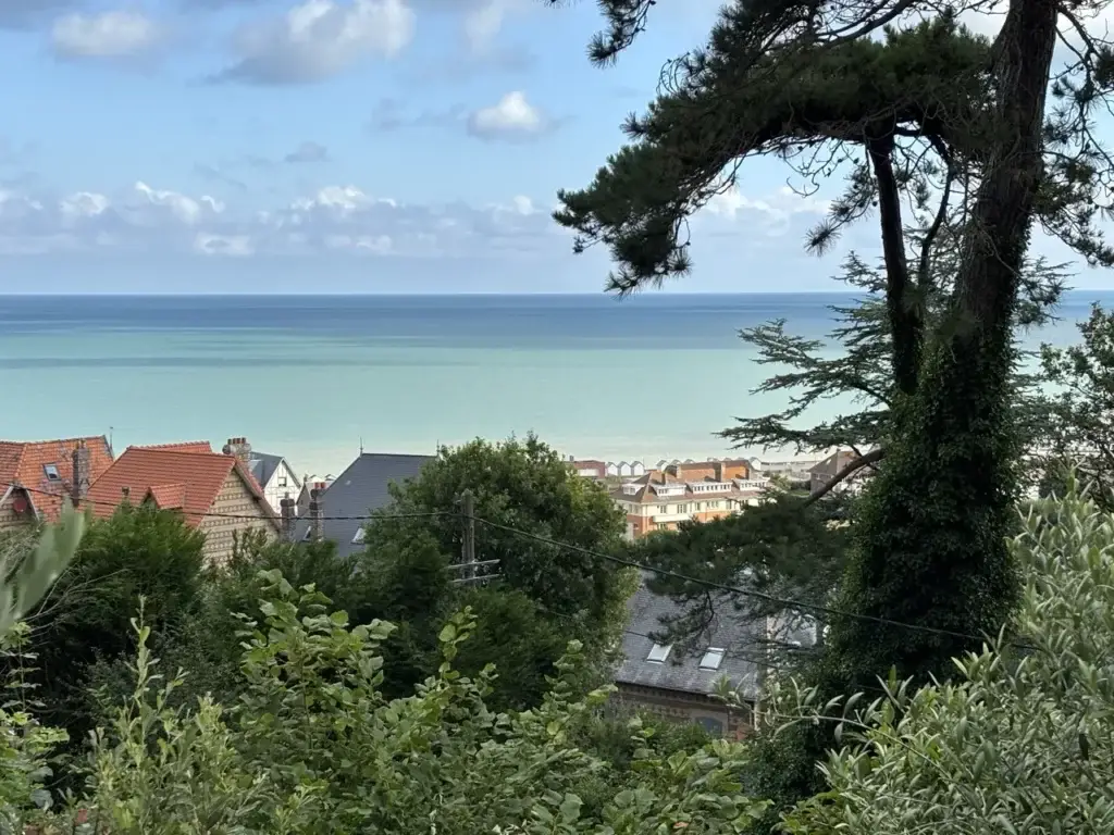 Panorama sur la mer et les toits de Pourville-sur-Mer depuis le haut du jardin de la villa